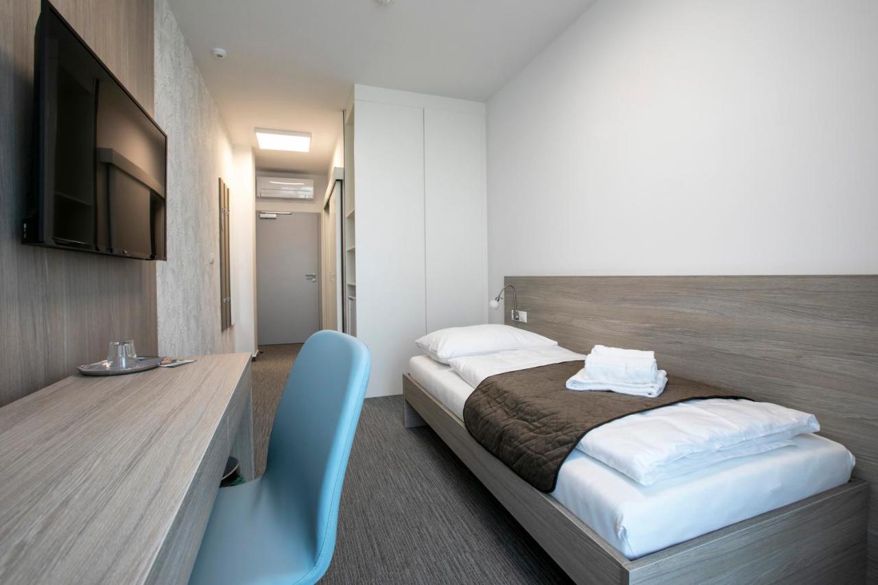 פישטני Hotel Hendi Centrum מראה חיצוני תמונה